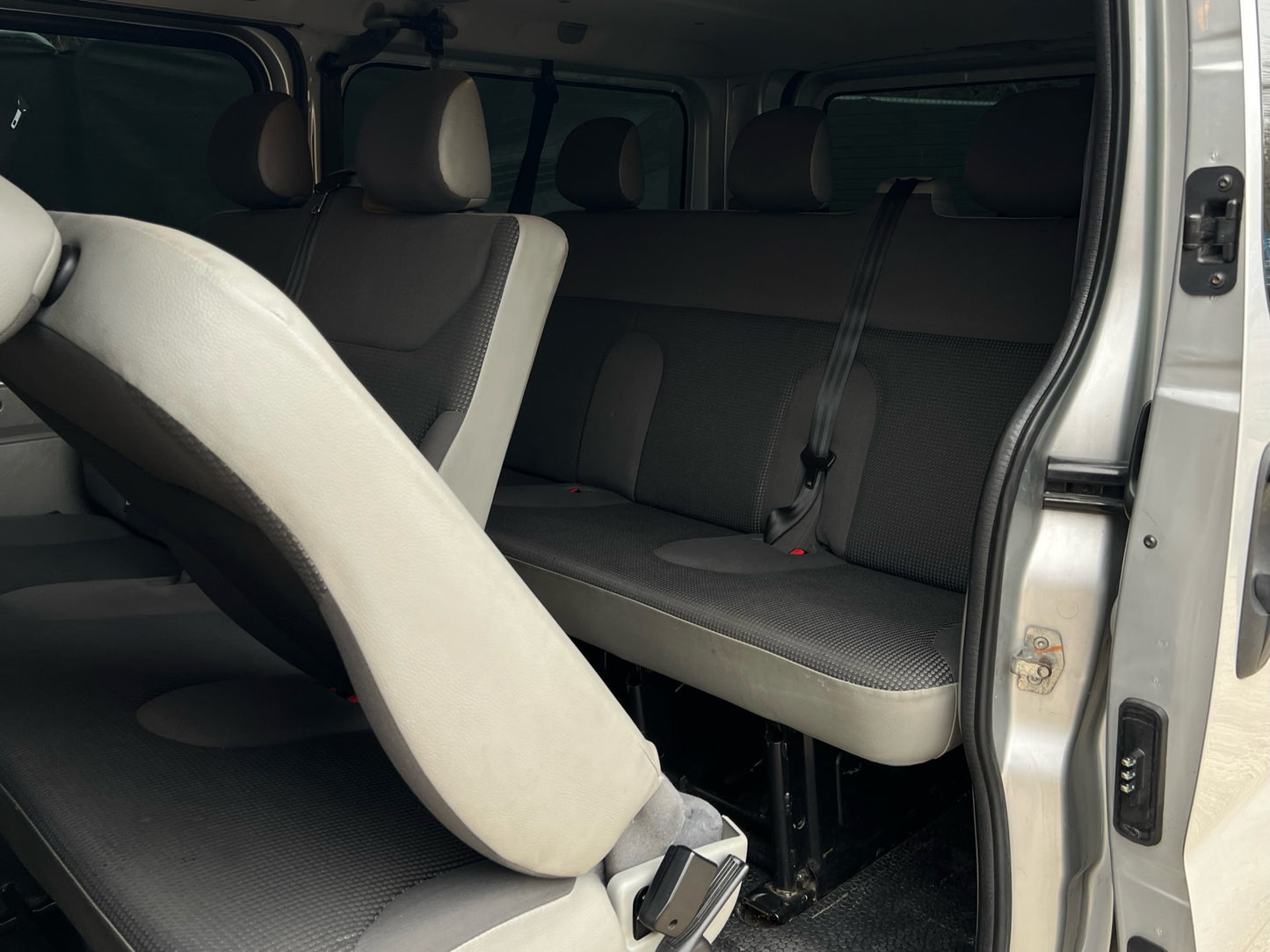 Vauxhall Vivaro Minibus 9 Seater